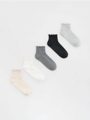 Bawełniane skarpetki 5 pack - jasnoszary. Szare skarpety damskie Reserved, bez wzorów, z bawełny. W wyprzedaży za 29.99 zł.