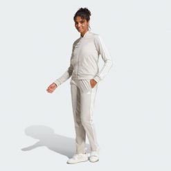 Dres Essentials 3-Stripes. Brązowe obuwie sportowe damskie Adidas, bez wzorów, z dresówki, na fitness i siłownię. W wyprzedaży za 224.25 zł.