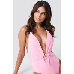 Hot Anatomy Kostium kąpielowy z dekoltem V - Pink. Różowe kostiumy jednoczęściowe damskie Hot Anatomy. Za 202.95 zł.