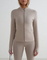 Damska kurtka jedwabista, second skin, dwusuwowy zamek Sense ciemna glina. Brązowe kurtki damskie Aim'n, l, bez wzorów, z elastanu, bez kaptura. Za 339.00 zł.