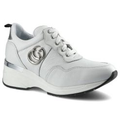 Sneakersy damskie Karino, skórzane na podwyższonej podeszwie z metalicznym akcentem i boczną ozdobą, białe, 3711-010-P. Białe półbuty damskie Karino, z aplikacjami, ze skóry, casualowe, bez obcasa, bez zapięcia. Za 245.00 zł.