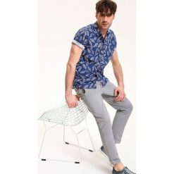 KOSZULA KRÓTKI RĘKAW MĘSKA SLIM FIT. Koszule męskie marki TOP SECRET. W wyprzedaży za 29.99 zł.