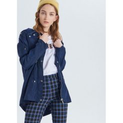 Kurtka parka z kapturem - Granatowy. Kurtki damskie Cropp. W wyprzedaży za 49.99 zł.