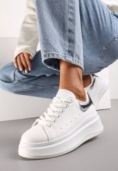Biało-Srebrne Sneakersy na Grubej Podeszwie z Perforacją i Ozdobą Gumowym Misiem Aireth. Białe obuwie sportowe damskie Renee, z aplikacjami, z gumy. Za 99.99 zł.