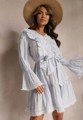 Niebieska Mini Sukienka o Rozkloszowanym Kroju z Falbankami i Materiałowym Paskiem w Talii Fiorfa. Niebieskie sukienki damskie Renee, na lato, m, bez wzorów, z materiału, eleganckie, bez kołnierzyka, bez ramiączek, mini, rozkloszowane. Za 129.99 zł.