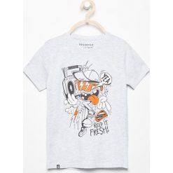 T-shirt z nadrukiem - Jasny szar. Szare t-shirty dla chłopców Reserved, z nadrukiem. Za 29.99 zł.
