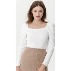 Biały Sweter Boysenberry. Białe swetry damskie Born2be, s, bez wzorów, prążkowane, bez kołnierzyka, bez ramiączek, długie, bez kaptura. Za 79.99 zł.