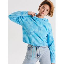 Bluza tie dye z kapturem - Niebieski. Bluzy damskie Cropp. Za 79.99 zł.