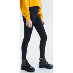 Jegginsy push up - Czarny. Legginsy damskie marki Cropp. Za 59.99 zł.