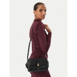 Torebka Armani Exchange. Czarne torebki do ręki damskie Armani Exchange, bez wzorów, bez dodatków. Za 614.99 zł.