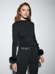 Bluzka z ozdobnym futerkiem - czarny. Czarne bluzki damskie Sinsay, l, bez wzorów, bez kołnierzyka, bez ramiączek. Za 35.99 zł.