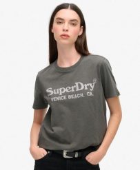 Luźna koszulka z metalicznym nadrukiem Venue. Czarne t-shirty damskie Superdry., xs, bez wzorów, z bawełny, eleganckie, bez kołnierzyka. Za 139.30 zł.