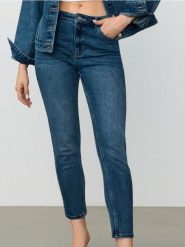 Spodnie jeansowe mom comfort fit - niebieski. Niebieskie spodnie sportowe damskie Sinsay, l, bez wzorów, z jeansu. W wyprzedaży za 22.99 zł.