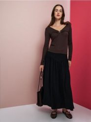 Rozkloszowana spódnica midi z wiskozą - czarny. Czarne spódnice damskie Sinsay, l, bez wzorów, z wiskozy, midi, rozkloszowane. Za 49.99 zł.