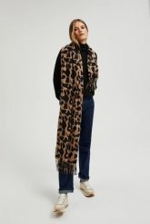 Szalik w panterkę brązowy. Brązowe szaliki i chusty damskie MOODO, bez wzorów, z poliesteru. W wyprzedaży za 34.99 zł.