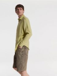 Jeansowe szorty regular fit - brązowy. Brązowe szorty męskie Reserved, bez wzorów, z denimu. W wyprzedaży za 79.99 zł.