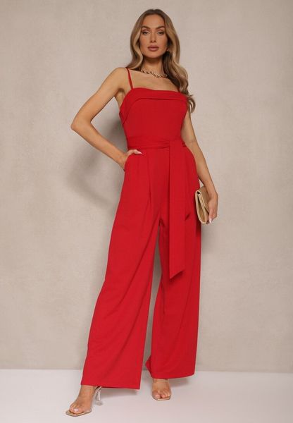 Czerwony Taliowany Kombinezon z Paskiem Desine. Czerwone sukienki damskie Renee, bez wzorów, eleganckie, bez kołnierzyka, bez ramiączek, dopasowane. Za 99.99 zł.