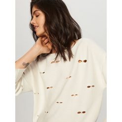 Sweter z perełkami - Kremowy. Kardigany damskie marki Reserved. W wyprzedaży za 39.99 zł.