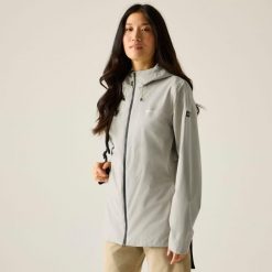 Damska wodoodporna kurtka z kapturem Radler. Białe kurtki damskie Regatta, m, bez wzorów, z materiału, z kapturem. Za 229.99 zł.