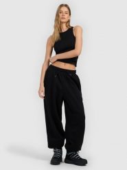 4F Spodnie dresowe joggery damskie - czarne M. Czarne spodnie dresowe damskie 4f, m, bez wzorów, z dresówki. Za 149.99 zł.