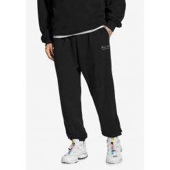 Spodnie dresowe męskie Prosto Football. Czarne szorty męskie Prosto., m, bez wzorów, z dresówki. W wyprzedaży za 193.99 zł.