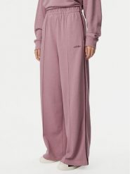 Adidas Spodnie dresowe Seasonal Essentials KV6865 Różowy Regular Fit. Czerwone spodnie dresowe damskie Adidas, m, bez wzorów, z dresówki. Za 203.99 zł.