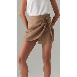 Kopertowe szorty z lyocellu - Khaki. Brązowe szorty damskie Mohito, bez wzorów, z lyocellu. W wyprzedaży za 39.99 zł.