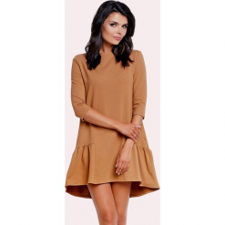 Sukienka w kolorze karmelowym. Brązowe sukienki damskie Moda w jesiennych kolorach, z asymetrycznym kołnierzem. W wyprzedaży za 69.95 zł.