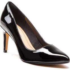 Szpilki CLARKS - Laina Rae 261351754 Black Patent. Czarne szpilki damskie Clarks, z lakierowanej skóry. W wyprzedaży za 279.00 zł.
