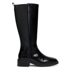Kozaki Tommy Hilfiger. Czarne kozaki damskie Tommy Hilfiger, bez obcasa, na płaskiej podeszwie. Za 879.99 zł.