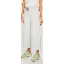 Tommy Jeans - Spodnie. Jeansy damskie marki Tommy Jeans. Za 399.90 zł.