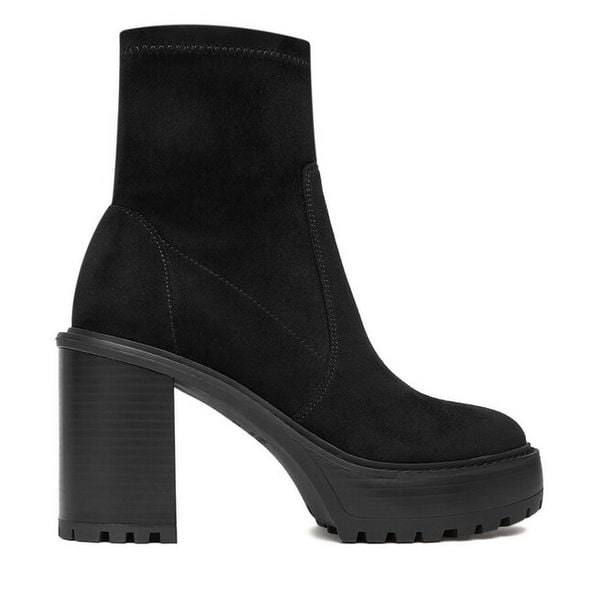 Botki Nine West. Czarne botki damskie Nine West, bez obcasa, na słupku, bez zapięcia. Za 299.99 zł.