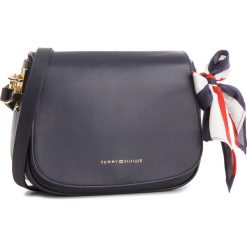 Torebka TOMMY HILFIGER - Iconic Foulard Leather Saddle Bag AW0AW04960 413. Listonoszki damskie marki Tommy Hilfiger. Za 849.00 zł.