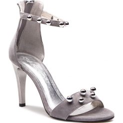 Sandały KARINO - 2673/002-P Szary. Szare klapki damskie Karino, z aplikacjami, ze skóry, eleganckie, bez obcasa, na obcasie. W wyprzedaży za 199.00 zł.