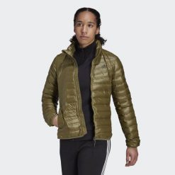 Kurtka adidas Varilite, Kobiety. Zielone kurtki damskie Adidas, m, bez wzorów, z poliesteru, bez kaptura, trekkingowe. Za 590.00 zł.