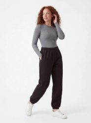 Damskie spodnie dresowe oversize UNLEASH WINGS BLACK. Czarne spodnie dresowe damskie Wings, l, bez wzorów, z dresówki. Za 209.90 zł.
