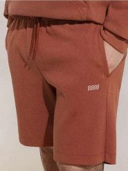 Szorty slim fit - czerwony. Czerwone szorty męskie Sinsay, l, bez wzorów. W wyprzedaży za 33.99 zł.