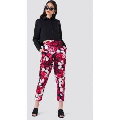 NA-KD Wzorzyste spodnie z prostymi nogawkami - Pink,Multicolor. Spodnie materiałowe damskie marki NA-KD. W wyprzedaży za 48.58 zł.