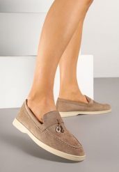 Ciemnobeżowe Mokasyny z Ekozamszu Zdobione Metaliczną Zawieszką Ralselia. Brązowe mokasyny damskie Renee, biznesowe. Za 79.99 zł.