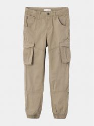 NAME IT Spodnie materiałowe Ryan 13151735 Beżowy Regular Fit. Brązowe spodnie materiałowe dla chłopców Name it, bez wzorów, z bawełny. Za 179.99 zł.
