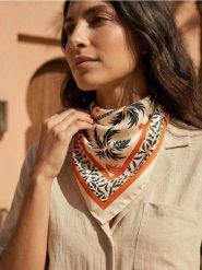 Satynowa apaszka z tropikalnym nadrukiem palm - wielobarwny. Szaliki i chusty damskie Sinsay, bez wzorów, z satyny. Za 12.99 zł.