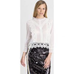 BLUZKA ZELDA GUESS. Białe bluzki damskie Guess, l, z aplikacjami, z koronki, bez kołnierzyka, bez ramiączek. Za 239.40 zł.