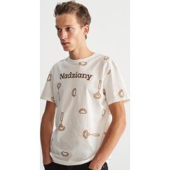 T-shirt z nadrukiem - Kremowy. Białe t-shirty męskie Reserved, z nadrukiem. Za 39.99 zł.