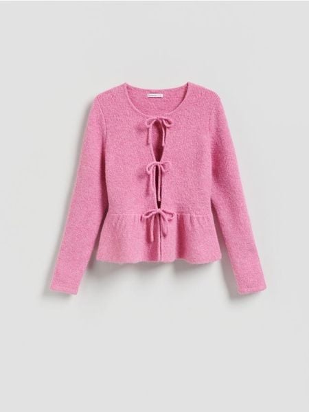 Sweter z wiązaniami - różowy. Czerwone swetry damskie Reserved, l, bez wzorów, z dzianiny, bez kołnierzyka, bez ramiączek, bez kaptura. W wyprzedaży za 59.99 zł.