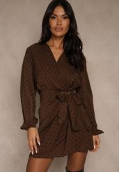 Brązowa Sukienka w Groszki o Kopertowym Kroju z Wiązaniem w Talii Enevia. Brązowe sukienki damskie Renee, l, bez wzorów, bez kołnierzyka, bez ramiączek, mini, kopertowe. Za 149.99 zł.