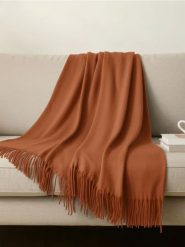 Koc z frędzlami - pomarańczowy. Brązowe kocyki dla dzieci Sinsay. W wyprzedaży za 22.99 zł.