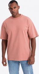 Bawełniany t-shirt męski LOOSE FIT z okrągłym dekoltem różowy V5 OM-TSBC-0234 XXL. Czerwone t-shirty męskie Ombre, m, bez wzorów, z bawełny, bez kołnierzyka. Za 136.15 zł.
