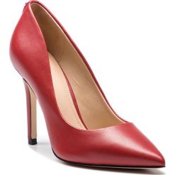 Szpilki GUESS - FLBL14 LEA08 LRED. Czerwone szpilki damskie Guess, ze skóry ekologicznej. Za 629.00 zł.
