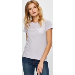 Calvin Klein Jeans - Top. Szare topy damskie Calvin Klein Jeans, z nadrukiem, z bawełny, z okrągłym kołnierzem, z krótkim rękawem. Za 119.90 zł.