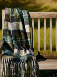 Koc w kratę z frędzlami - zielony. Zielone kocyki dla dzieci Sinsay. W wyprzedaży za 33.99 zł.